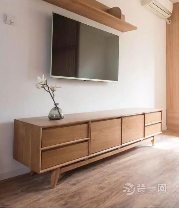 原木简约风客厅光线通透明亮背景墙好看又大气!(图1)